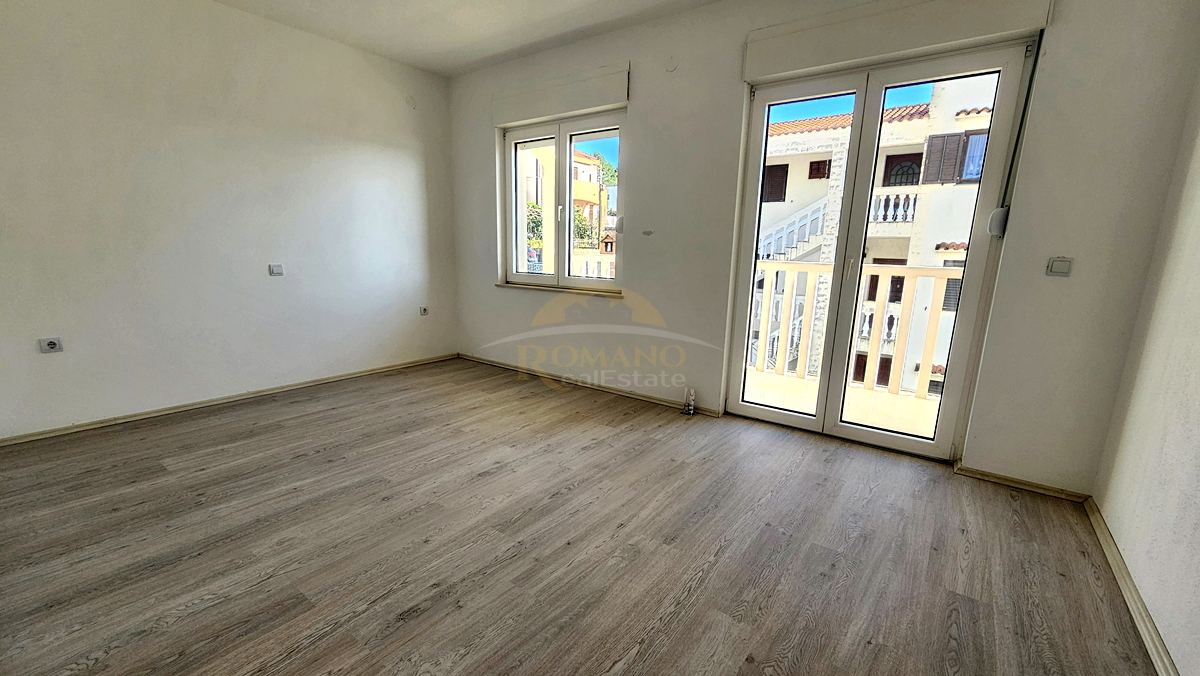 Appartamento trilocale a Okrug Gornji/Čiovo con ampia terrazza, garage e vista mare